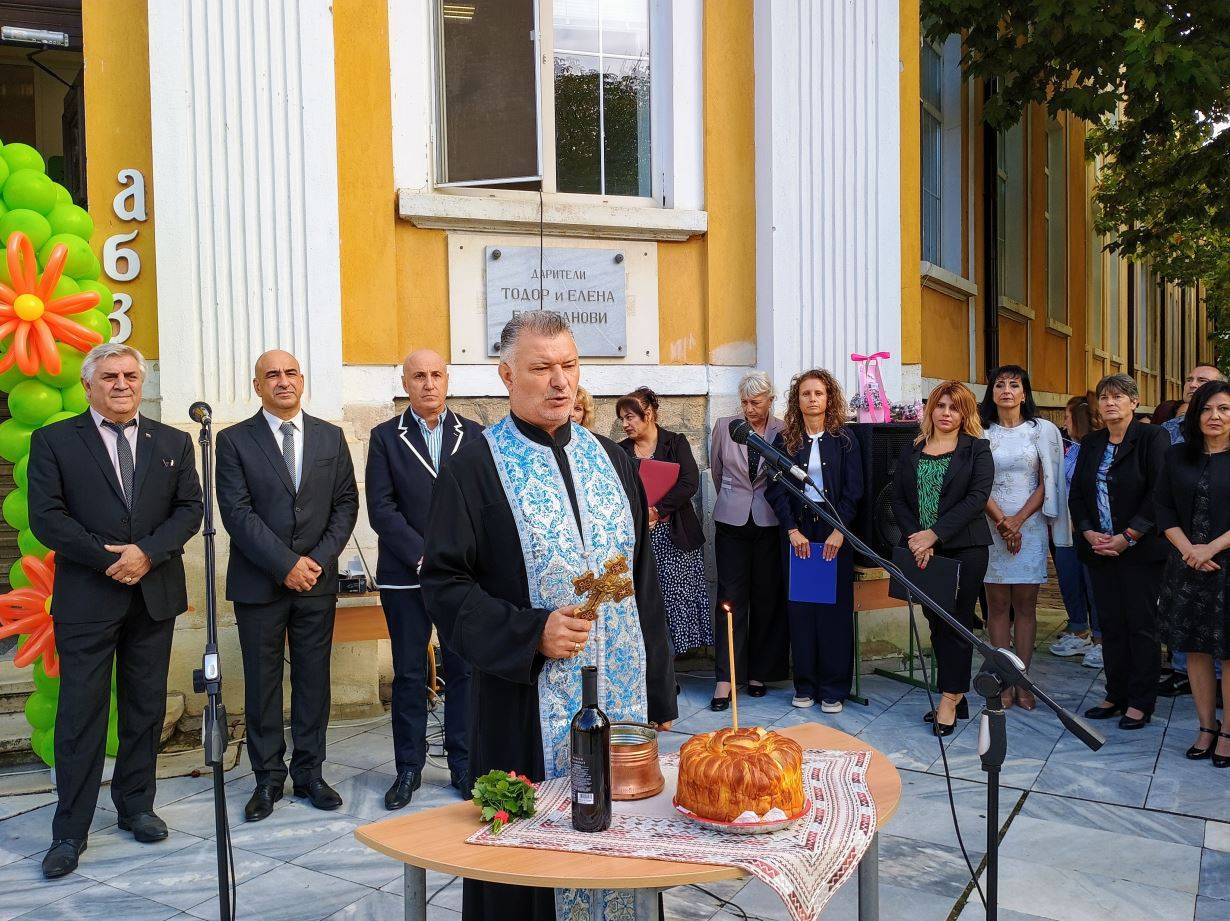 Водосвет за здраве и успешна учебна година отслужи протойерей Дилян Иванов